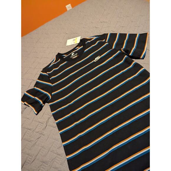 Nike Sportswear Club Stripe Embroidered Logo T-Shirt Tee Men's S DZ2985-011 - Picture 3 of 9